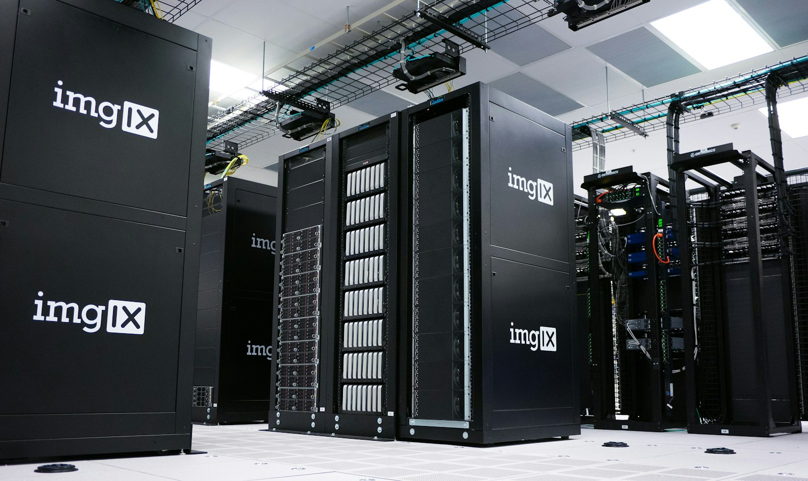 Szafy ze sprzętem w serwerowni — infrastruktura, na której działają strony internetowe