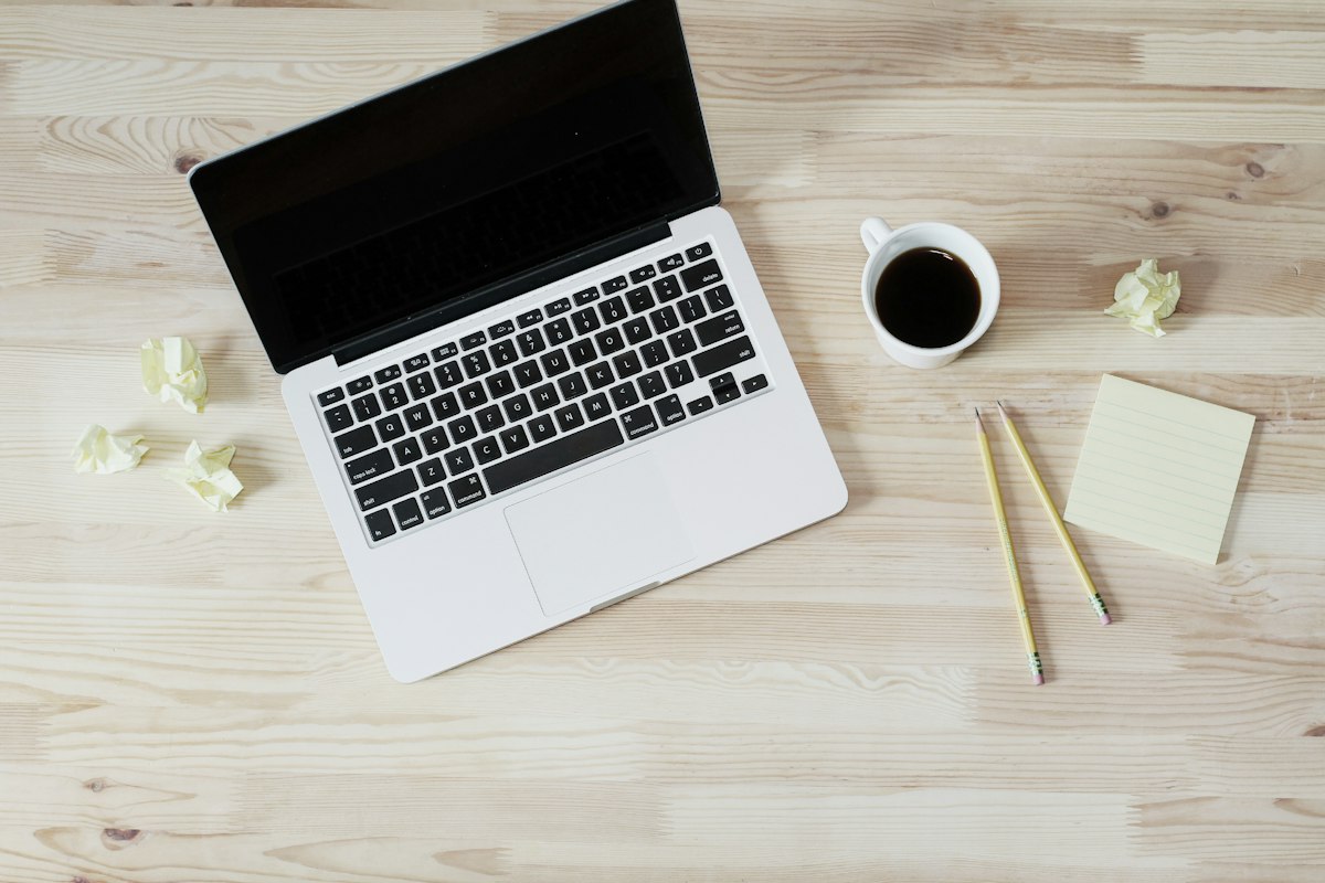 Zapisywanie notatek przy laptopie — przygotowanie pytań do formularza